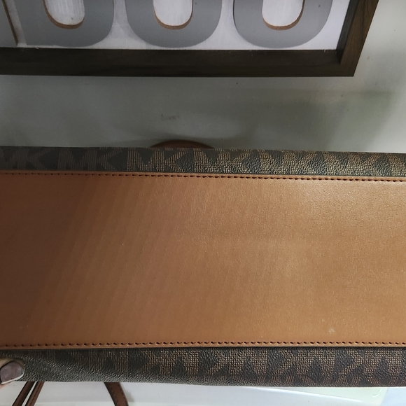 Michael kors purse - Picture 6 of 6